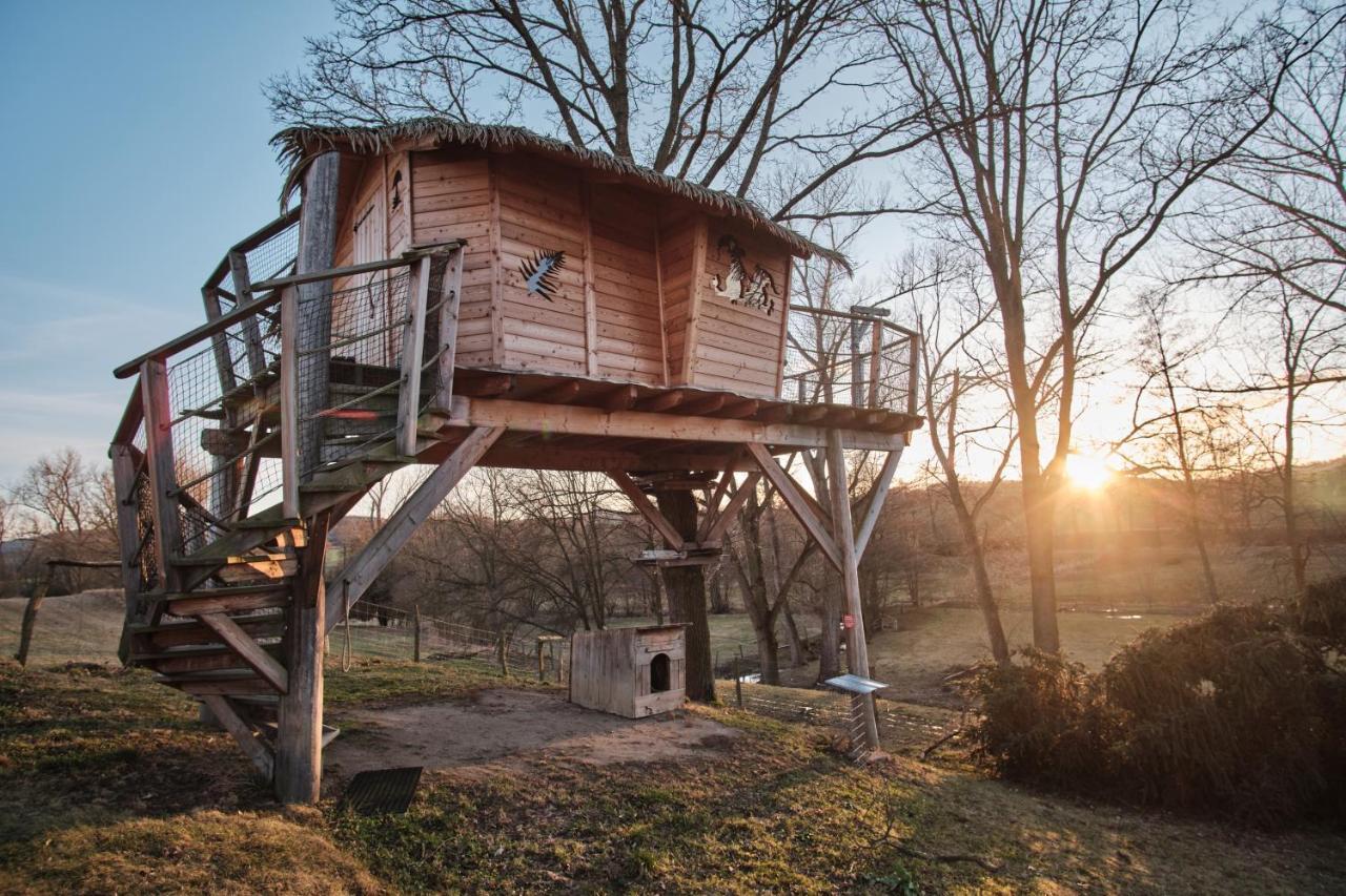 فيلا Treehouse Kremilek Jesenice  المظهر الخارجي الصورة