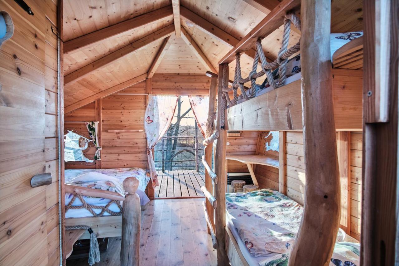 فيلا Treehouse Kremilek Jesenice  المظهر الخارجي الصورة